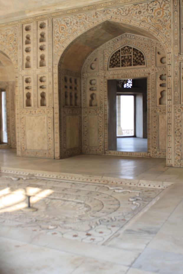 v tej palači je bil zadnja leta svojega življenja zaprt naročnik Taj Mahala, ko ga je z oblasti vrgel njegov lastni sin