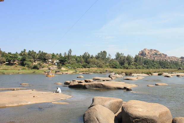 reka sicer ni blazno globoka, vendar vsebuje krokodile. da ne omenjam, kako večina Indijcev ne zna plavat
