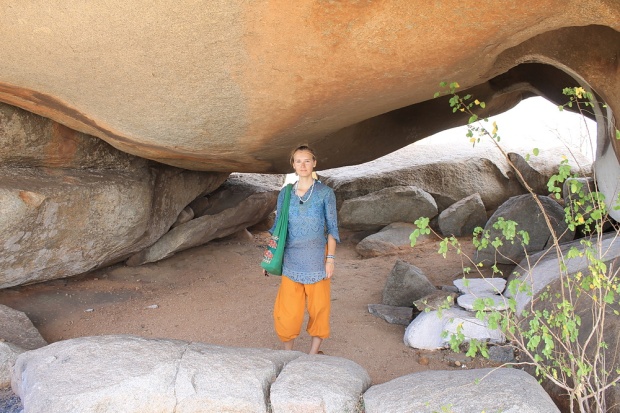 velikost skale v obliki kobrine glave v primerjavi z mano (v višino se nisem skrčila)